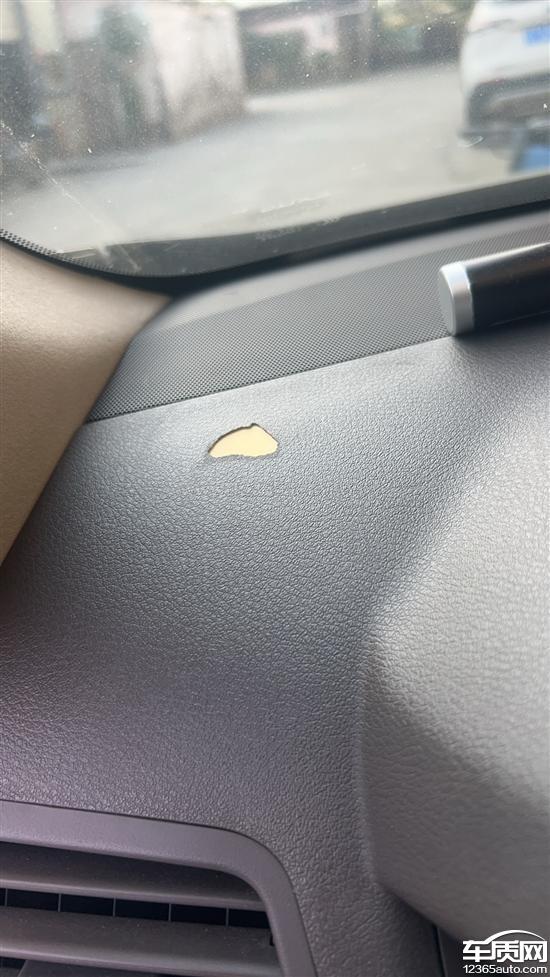 雷克萨斯ES车内气温高时 仪表台软化粘手