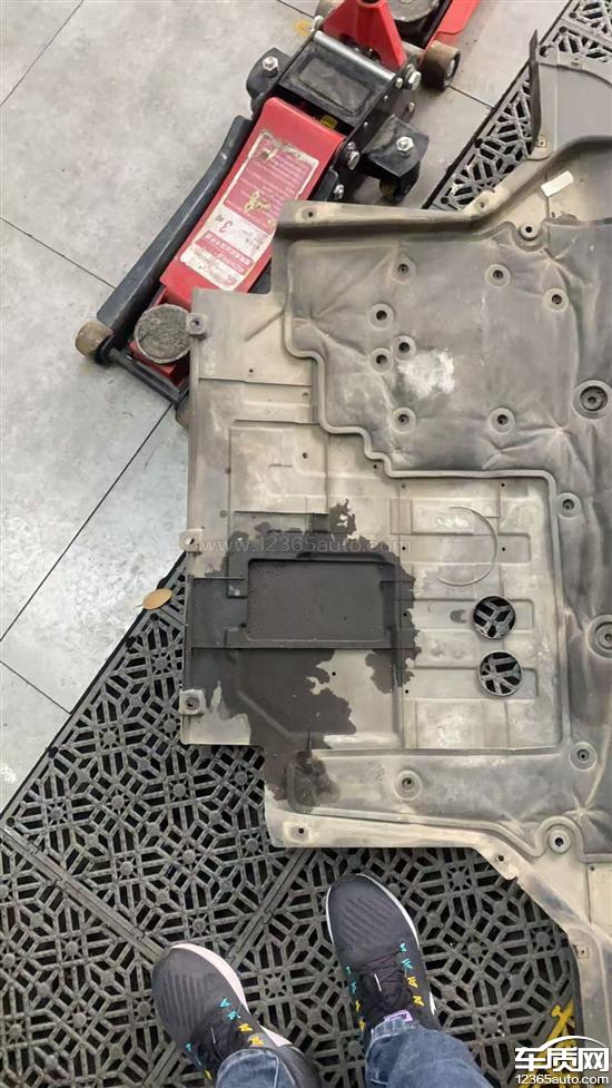 吉利缤越涡轮<em>增压</em><em>器</em>漏油 4S店拒绝保养