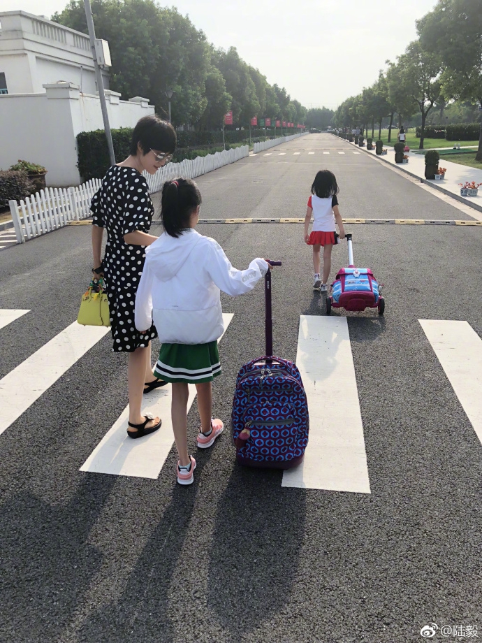 陆毅鲍蕾送女儿上学
