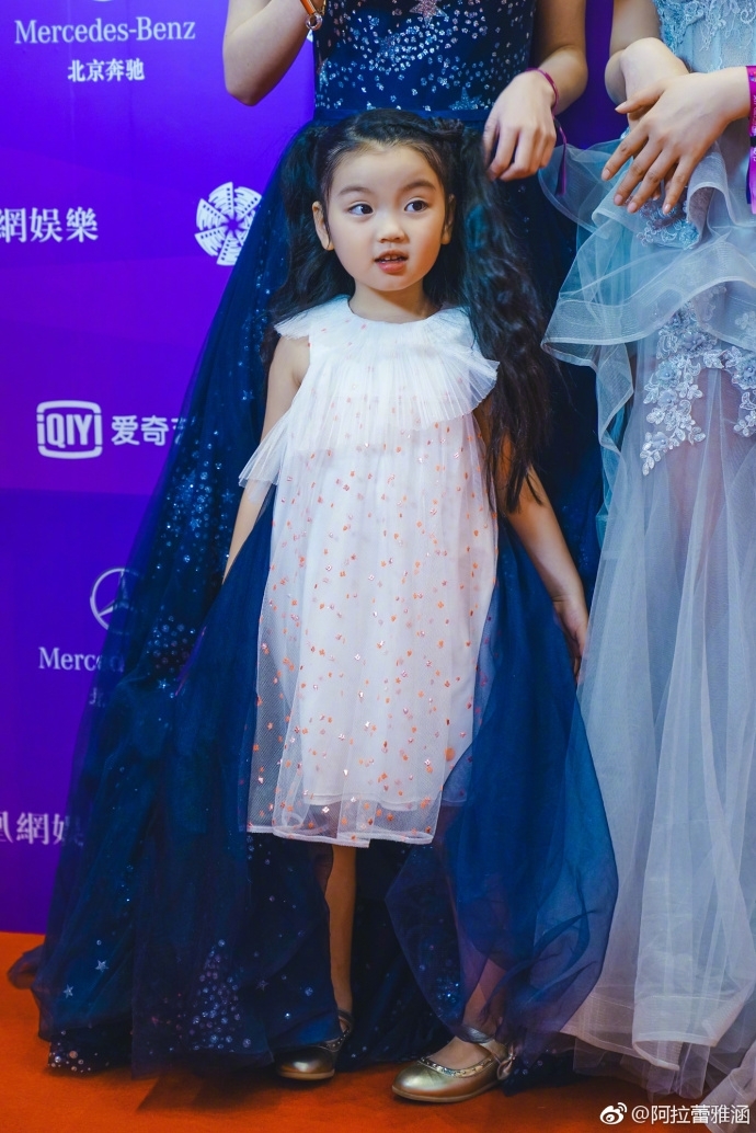 阿拉蕾电影节纱裙化身仙女发白小长卷周星驰在电影史上的v纱裙图片