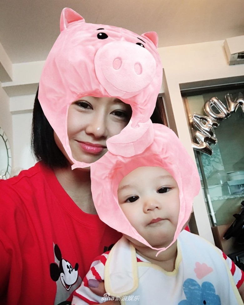 胡杏儿素颜抱儿与胡定欣聚会