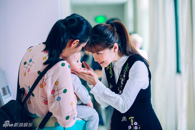 陈紫函挺孕肚温馨哄逗萌娃