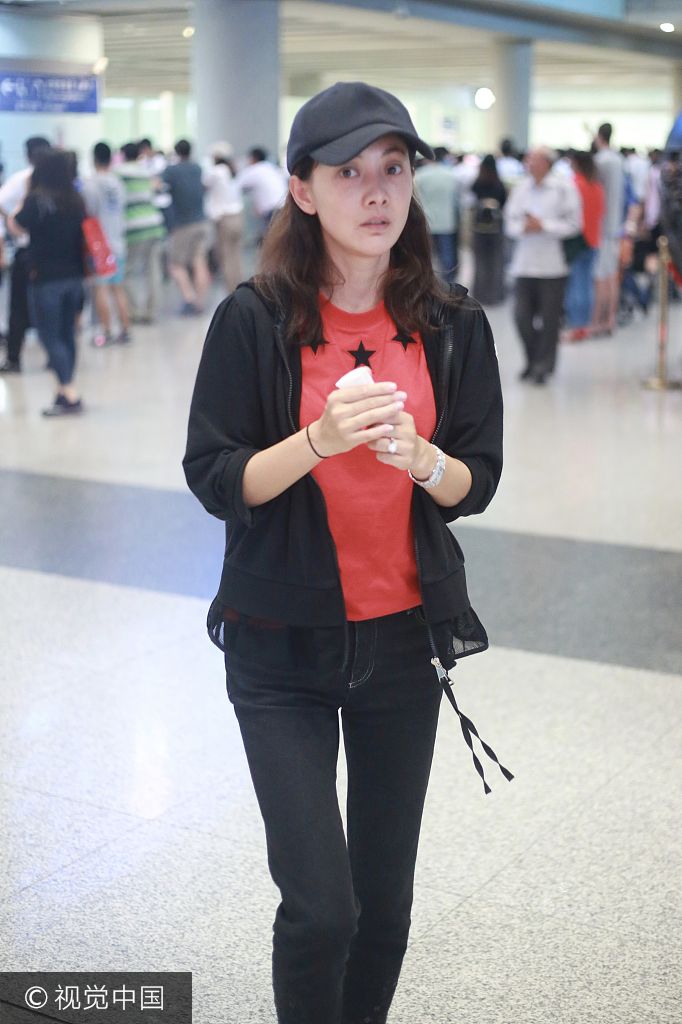 牛莉全家罕见同框.女儿超机灵