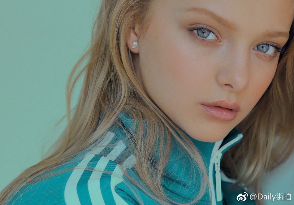 13岁美国小美女演员拍杂志大片