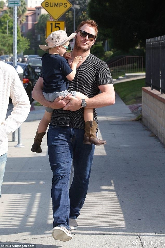 chris pratt儿子,chrispratt chris pratt)宣布离婚后首次露面,身着t恤搭配牛仔裤怀抱五岁儿子出街