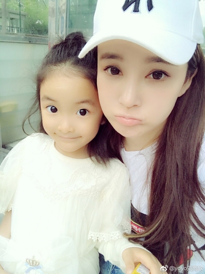 刘雨欣晒萌娃照片承认是女儿