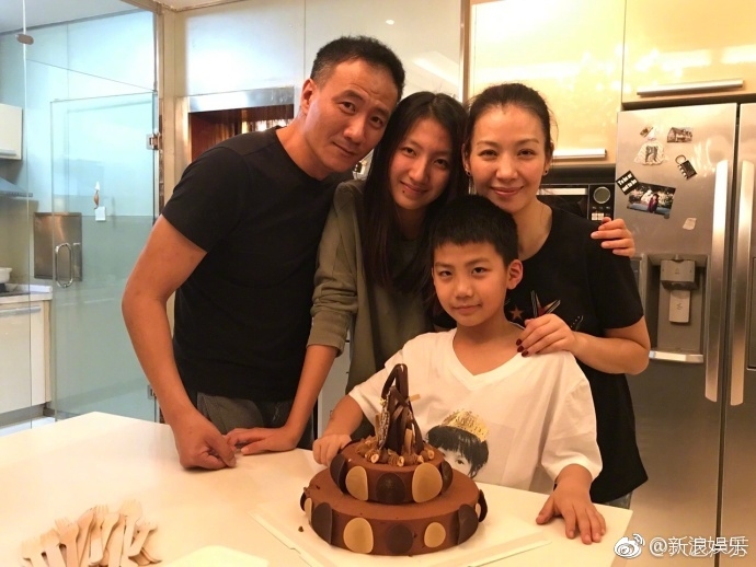 11月11日是胡军儿子康康的9岁生日,卢芳晒出为儿子庆生的照片,一家四