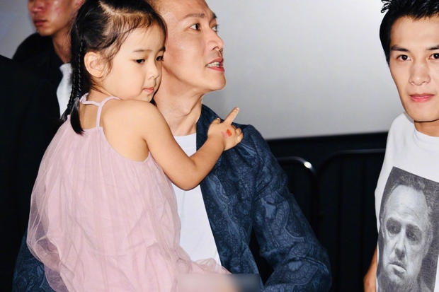 聂远带女儿现身路演！网友：长得一模一样