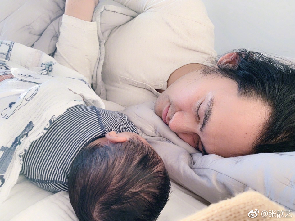 拍奶嗝怎么抱 cboz-hvsckth1738718.jpg