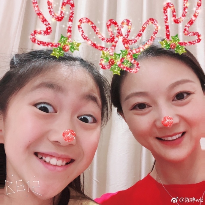 张艺谋妻女搞怪自拍两人都美