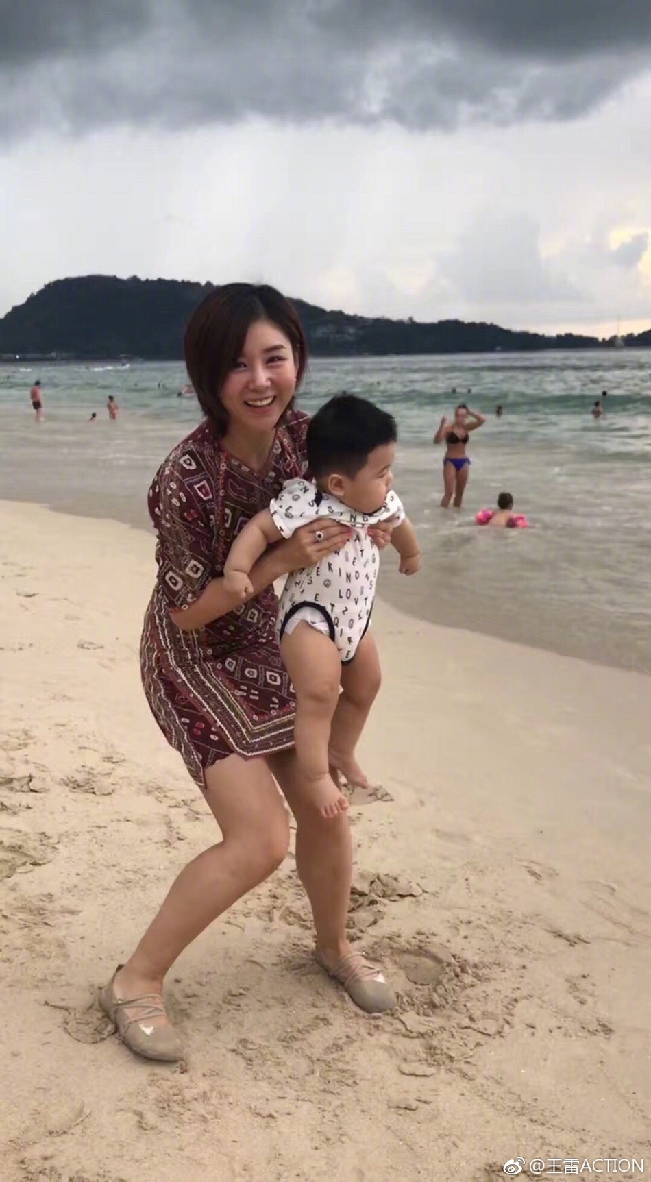 王雷晒李小萌和儿子沙滩照 辣妈甜美儿子呆萌