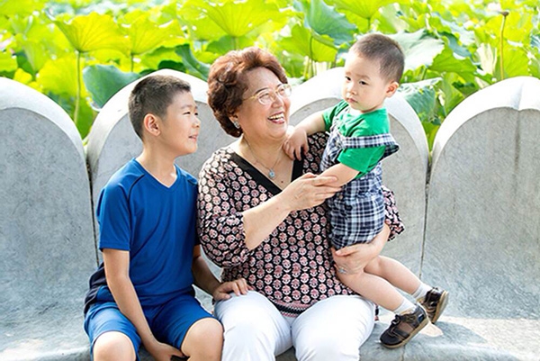 张思莱和两个外孙