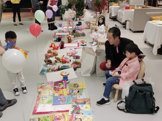 “小手做义卖 慈善传大爱”义卖活动