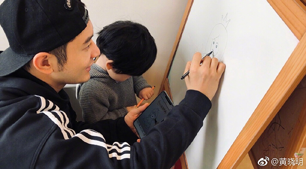 黄晓明罕见晒2岁儿子 小海绵头发抢镜!