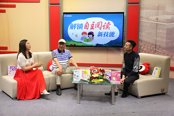 著名儿童文学作家、《蓝皮鼠和大脸猫之父》葛冰与女儿北京电影学院副教授、儿童文学畅销书作家葛竞,做客《名家说绘本》栏目