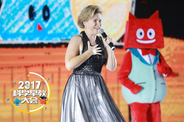 澳大年夜利亚早教专家Melanie登台献唱