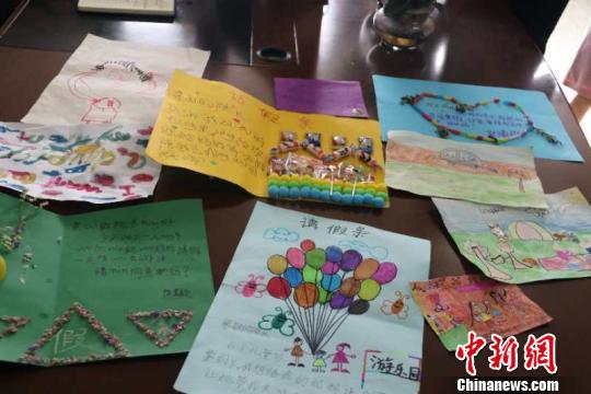 图为其他小朋友的手绘请假条。 钟欣 摄