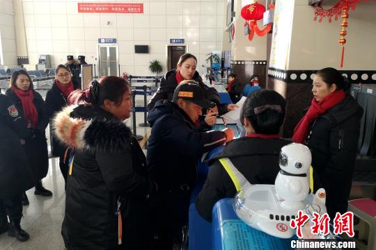 2月13日，患病婴儿家属在西藏阿里昆莎机场办理乘机手续。民航西藏区局阿里航站 供图