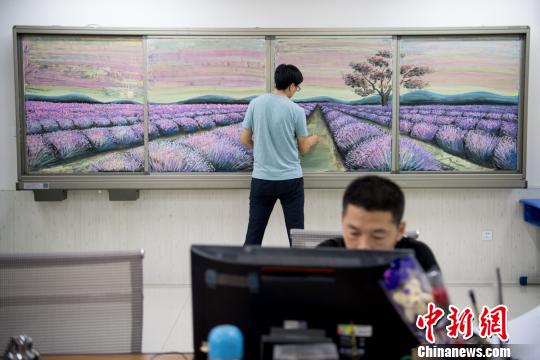 赵文瑞说,在网络上走红后,他没觉得自己有什么变化,“我还是想潜心研究画画,提高自己。” 韦亮 摄
