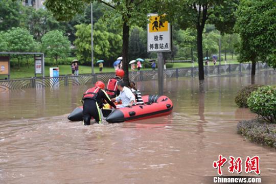 消防救援人员正在转移民众。 李春平 摄
