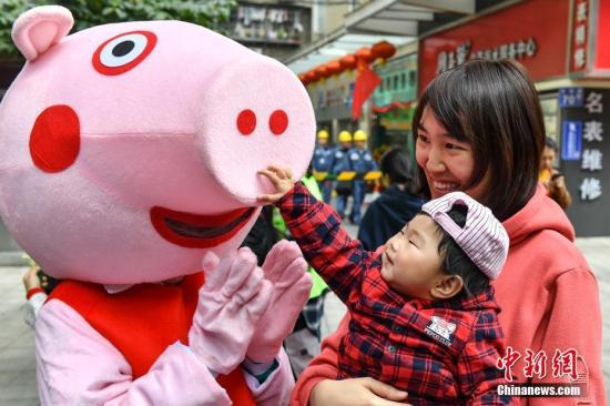 资料图:家长和孩子(图与本文无关)。中新社记者 陈骥旻 摄