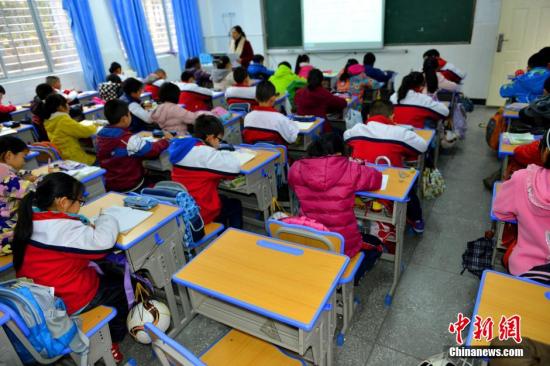 资料图:学生在上课。邹远景摄