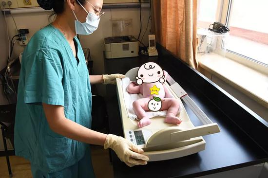 4月15日上午,大陆首例试管婴儿产下一男婴,体重3850克。图片来源:北京大学第三医院供图