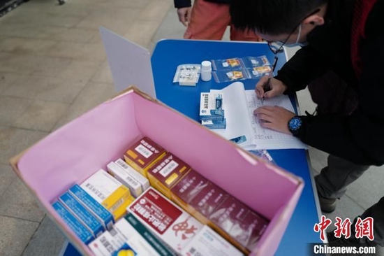 资料图:浙江杭州一社区设立的“共享药箱”。 张煜欢 摄