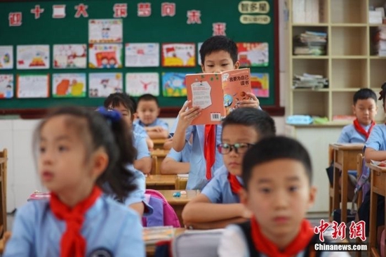 资料图:学生们在课堂内上课。中新社记者 泱波 摄
