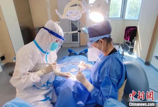 王颖接受采访时直言,千万不能轻视“缺牙”,这不仅会影响其他牙齿的健康,还会带“坏”全身。 徐兰青 摄