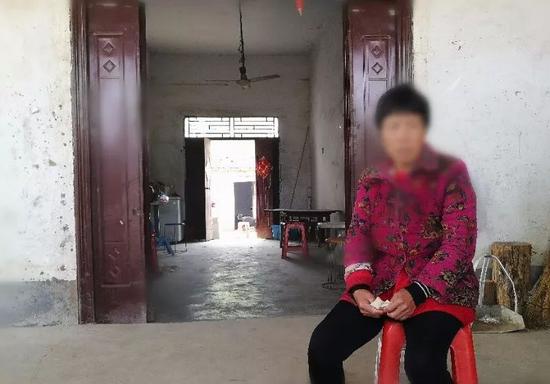 ?文文的奶奶在乡下的老房子前