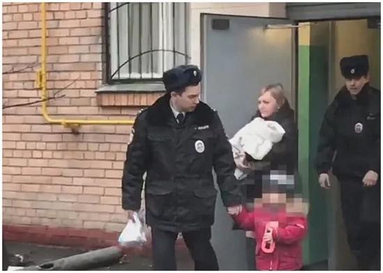 图说:警方带走巴诺科的子女