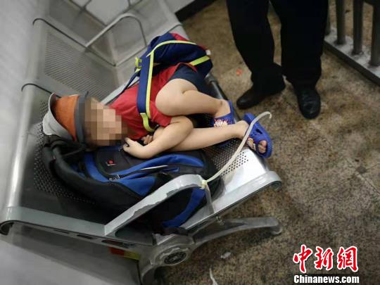 孩子背着小书包睡着了 李婷 摄
