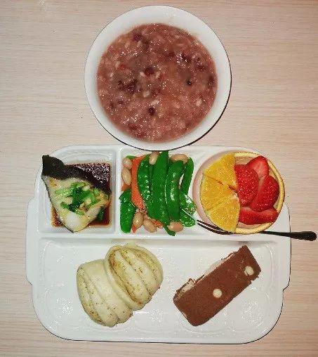 主食:小花卷+小蛋糕+杂粮粥