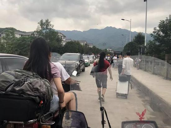 去珙泉的路都塌方了，王雨的父亲和叔叔骑着摩托来镇上接她。新京报记者解蕾 摄