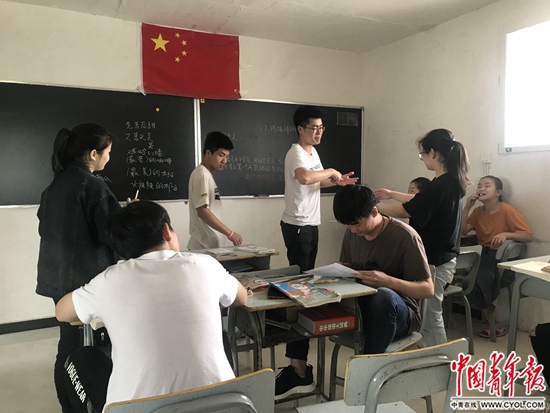 课间学生们在交流。