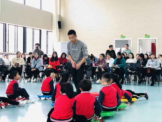 3月29日,浙江省建德市钦堂中心幼儿园教师郑勇江在执教大班健康活动公开课《趣味运动会》。郑勇江供图
