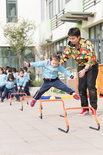 3月4日，山东省济南市盛景家园幼儿园教师董怀远在给该幼儿园小朋友上户外体能课。董怀远供图