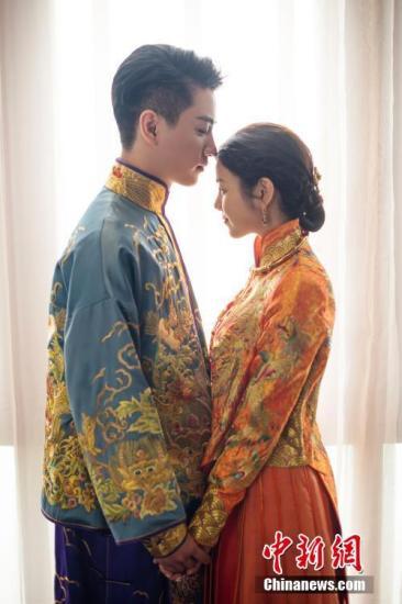 7月19日,陈晓、陈妍希在北京市怀柔区雁栖湖举办浪漫婚礼,两人甜蜜热吻画面温馨。