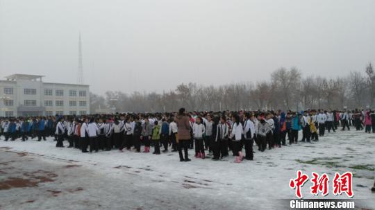 地震发生后,石河子第十六中学全体师生安全撤离到学校操场。 石河子第十六中学供图 摄 地震发生后,石河子第十六中学全体师生安全撤离到学校操场。 石河子第十六中学供图 摄