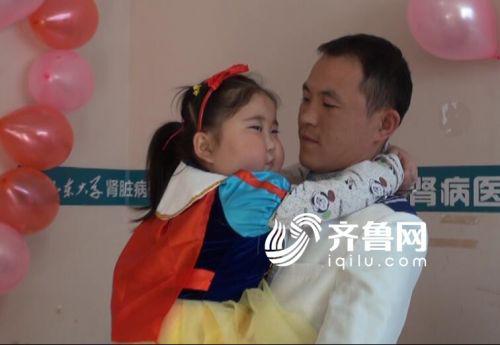 ac9915cf7714dc64a4dedd66bd04c049.jpg 这个6岁女孩穿上最喜欢的公主泡泡裙,与父亲史新站手拉手,伴随着婚礼进行曲走进病房。