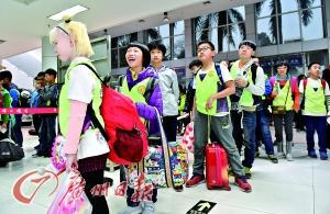 要飞去海边了，孩子们在机场已兴奋不已。 广州日报记者陈枫摄