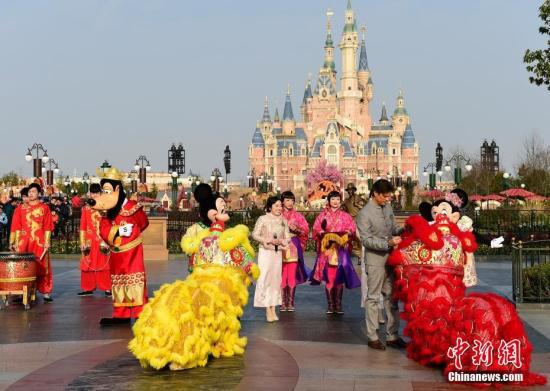 资料图 1月28日,上海迪士尼度假区以中国传统的舞狮仪式庆贺正月初一,开启金鸡新年。<a target='_blank' href='http://www.chinanews.com/'>中新社</a>发 申海 摄 上海迪士尼度假区以中国传统的舞狮仪式庆贺正月初一,开启金鸡新年。中新社发 申海 摄