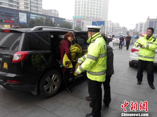 女童被交警顺利护送至医院 石宁 摄 女童被交警顺利护送至医院 石宁 摄