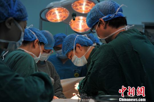 孕妇接受"马拉松"剖宫产手术 刘铁强 摄