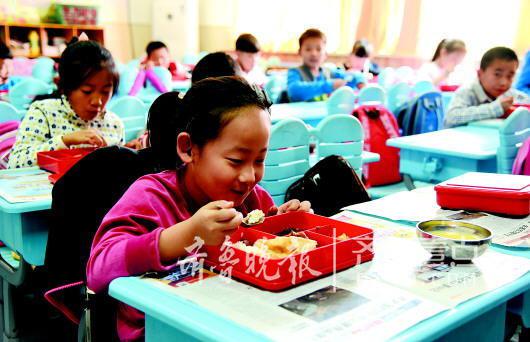 山师附小的学生在学校教室内吃午餐。(资料片) 齐鲁晚报·齐鲁壹点 记者李飞摄