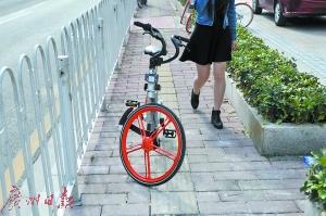 竖着停放在人行道上的共享单车。（资料图片）广州日报全媒体记者杨耀烨 摄