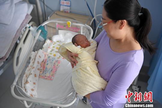 袋鼠式护理,是让母亲将婴儿拥袈溱胸前,让婴儿聆听母亲的心跳及呼吸,借此让婴儿感触感染到在子宫内的情境,也能让母亲与婴儿的距离更近。 武俊杰 摄