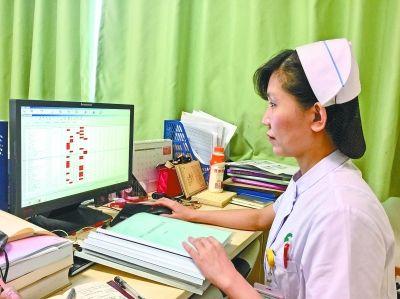 护士长魏文琼每天都要把随访记录本上的信息及时登记到监测平台上记者刘璇 摄