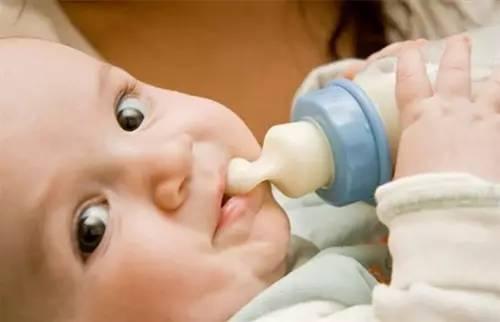 宝宝在特别饥饿想找东西吃的时候，可能更容易接受奶瓶作为一种食物来源，这时候是喂宝宝吃奶瓶的好时机。
